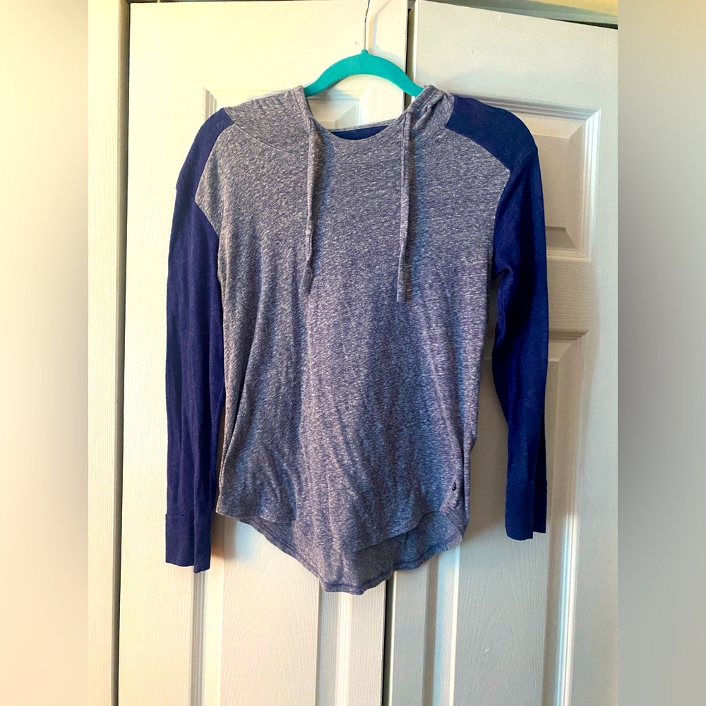 💙American Eagle Hooded Long Sleeve T-Shirt💙